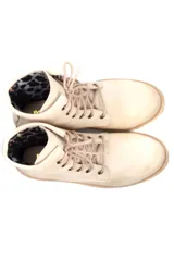 Borcego clásico de cuero liso color beige, con cordones y suela track.