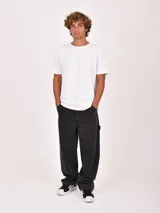 Remera básica de manga corta y cuello redondo, color negro.