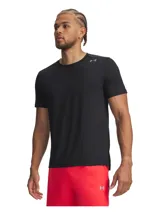 Remera deportiva Under Armour de manga corta, color negro, con tecnología Iso-Chill que disipa el calor corporal. Presenta perforaciones láser para ventilación, detalles reflectantes y bajo con aberturas laterales.