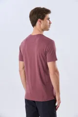 Remera básica de manga corta y cuello redondo, color bordó, con cartera de botones en el pecho y pequeño bordado al tono.