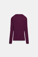 Camiseta de manga larga en tejido rib color bordó, con corte entallado slim fit y escote cuadrado estructurado.