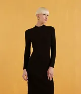 Vestido midi negro de tejido de punto acanalado, con cuello alto y manga larga. Diseño ajustado al cuerpo.