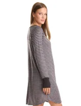 Camisón de manga larga con diseño a rayas horizontales grises y negras. Presenta escote redondo y puños elásticos en color negro sólido.