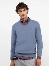 Jersey de cuello en pico para hombre, confeccionado en mezcla de algodón y cashmere. Presenta un diseño liso con logo bordado en el pecho y coderas de antelina a tono.