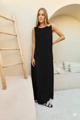 Vestido largo negro sin mangas, de corte recto y escote redondo.