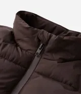Campera puffer Marfinno de microfibra color marrón, con cuello alto, cierre frontal de cremallera y diseño acolchado horizontal.
