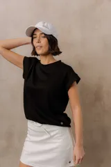 Sweater de punto color blanco, de corte relajado, con cuello redondo, manga corta japonesa de hombro caído y pretina ancha en la cintura.