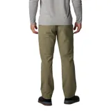 Pantalón de corte recto en color verde oliva, diseñado para actividades al aire libre. Cuenta con rodillas articuladas, múltiples bolsillos funcionales, incluyendo uno de seguridad con cremallera, y trabillas multifuncionales en la cintura.