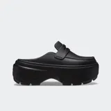 Mocasines Crocs modelo Stomp Loafer, diseño bicolor en blanco y negro con suela alta exagerada.