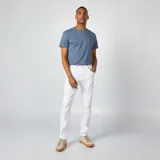 Jean de corte slim con diseño clásico de cinco bolsillos, cierre frontal con botón y cremallera, y costuras reforzadas.