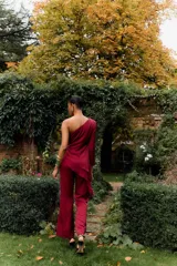 Pantalón de vestir color burdeos, de tiro alto y corte recto, con pierna ancha.