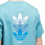Remera de manga corta Adidas Skateboarding, color celeste, con cuello redondo y estampado pequeño en el pecho que presenta tres logos Trefoil superpuestos en degradado.