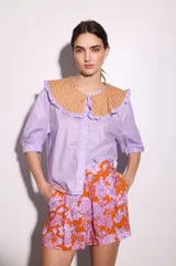 Short sastrero de lino con estampado de rayas verticales naranjas y blancas, corte holgado.
