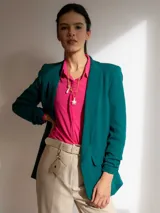 Pantalón de vestir fucsia de corte recto, con cinturón y billetera a juego.