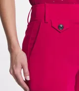 Short de vestir color fucsia, de tiro alto, con trabillas en la cintura cruzada y bolsillos laterales.