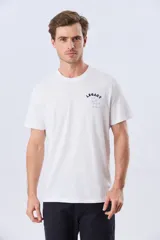 Remera de manga corta y cuello redondo color azul melange, con estampa y letras bordadas en el pecho.