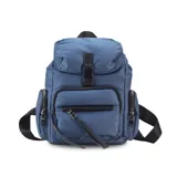 Mochila de nylon color bordó con tapa y broche metálico. Tiene apertura superior con broche, bolsillos internos, bolsillo con cierre metálico al frente y laterales. Incluye asas rígidas de mano y correas regulables para colgar en la espalda.