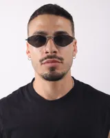 Lentes de sol plateados con forma geométrica y cristales negros.