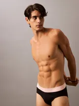 Pack de tres slips de algodón con cintura elástica distintiva de la marca. Diseño con bolsa de apoyo contorneada y corte clásico.