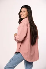 Camisa de pana fina color beige, con cuello clásico, cierre frontal de botones y dos bolsillos con solapa en el pecho.