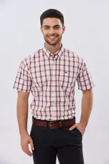 Camisa de manga corta a cuadros en tonos blanco, azul y gris, con cuello abotonado, bolsillo en el pecho y cierre frontal con botones.