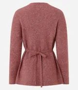 Cardigan de tricot en color borravino, con textura acanalada, escote en V profundo y cierre frontal con un único botón metalizado. Presenta mangas largas y un diseño alargado con amarre ajustable en la espalda.