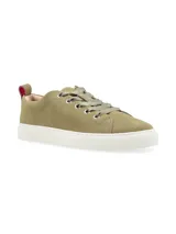 Zapatillas urbanas de silueta clásica confeccionadas en cuero descarne color verde oliva. Presentan cordones tipo cinta al tono, suela de goma blanca y detalle de tirador en el talón con interior en contraste.