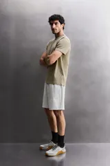 Pantalones cortos tipo jogger de corte relajado confeccionados en tejido de algodón. Presentan cintura elástica con cordón interior, bolsillos frontales en la cadera y un bolsillo trasero de plastrón.
