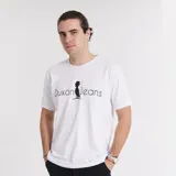Remera blanca de mangas cortas con estampa del logo de la marca Duxon Jeans en color gris y negro.