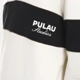 Buzo estilo rugby de manga larga, con cuello camisero en contraste de color azul oscuro. Presenta una franja horizontal ancha en color crema en el pecho con el logo de la marca bordado, y cuerpo en color azul claro.