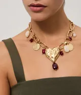 Collar maxi con cadena de eslabones grandes de textura martillada en tono dorado. Presenta diversos colgantes, incluyendo un dije central de corazón, piezas circulares grabadas y aplicaciones de resina en tonos burdeos y crema.