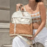 Mochila de cuero vacuno color marrón claro, blanco y dorado. Tiene dos bolsillos frontales con cierre, correas ajustables y forro interior de tela con bolsillo con cierre y bolsillo para celular.