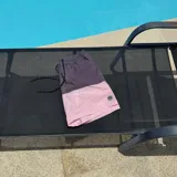 Short de baño negro con cintura elástica y cordón ajustable bicolor. Presenta un parche circular con logo en la parte inferior de la pierna.