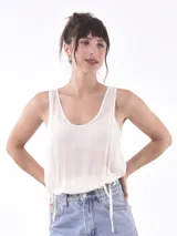 Musculosa de tela semitransparente con cuello redondo y ajuste mediante cordones laterales en la cintura.