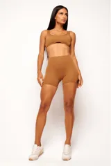 Top deportivo gris con escote cuadrado, breteles anchos y calce ajustado. Incluye forro interno y apertura para almohadilla removible.