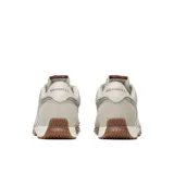 Championes Merrell Sprint Anthem Ltr para hombre, de estilo retro inspirados en el running de los años 70. Confeccionados en una combinación de gamuza y malla transpirable en tonos gris y beige, con la característica letra "M" en el lateral. Suela exterior de goma con detalle envolvente en la puntera y el talón.