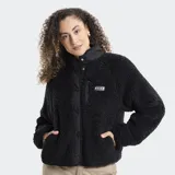 Campera de corderito sintético color negro, con cierre frontal a presión, cuello alto y bolsillo en el pecho con logo de la marca.