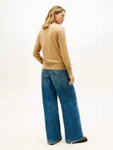 Sweater de cuello redondo Tommy Hilfiger, confeccionado en algodón, con diseño intarsia de un perro con chomba en el frente y detalle de insignia en el puño.