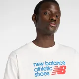 Remera blanca de algodón con cuello redondo y mangas cortas. Estampado frontal con el logo de New Balance y texto en azul y rojo.