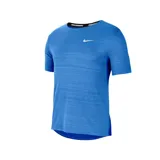 Remera de running Nike Dri-FIT Miler para hombre, color celeste con logo blanco en el pecho. Confeccionada con tejido transpirable de poliéster reciclado, de corte estándar, mangas cortas y dobladillo curvo.