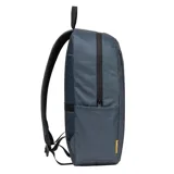Mochila gris oscuro Caterpillar modelo Voyager Backpack, con patrón de rombos sutiles, bolsillo frontal con cierre vertical, bolsillos laterales y el logo de la marca en amarillo.