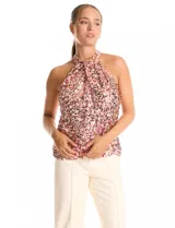 Blusa sin mangas con escote halter, confeccionada en tela cubierta de lentejuelas en tonos rosados y dorados. Presenta un diseño recto y forro interno a tono.
