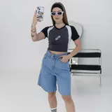 Bermuda de jean celeste, tiro alto y corte ancho.