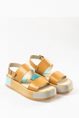 Sandalias negras de cuero con plataforma blanca y hebilla metálica.