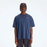 Camiseta de corte oversize color azul, con cuello redondo y manga corta. Presenta un pequeño parche cuadrado con el logo de la marca en color rojo en el pecho.