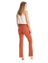 Pantalón de tiro alto con silueta de pierna recta, confeccionado en tejido elastizado. Presenta una pretina con apliques laterales de ecocuero y cadena dorada decorativa.