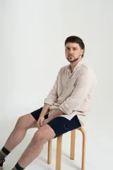 Camisa celeste de manga larga con cuello mao.