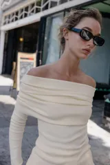 Top de punto de manga larga con escote recto tipo palabra de honor y diseño con vuelta en la parte superior que deja los hombros al descubierto.