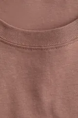 Remera oversized color marrón claro con estampado con la frase "Ce Soir On Va Danser" en color borgoña.