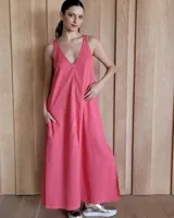 Vestido largo color salmón, con escote en V, breteles finos y bolsillos laterales.